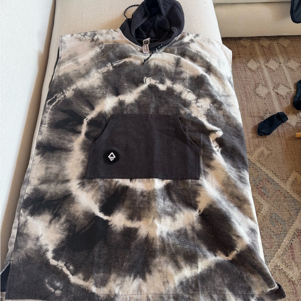 Nomad Changing Hooded Poncho